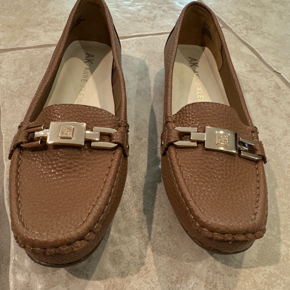 New without tags Anne Klein tan loafers. - Picture 2 of 5